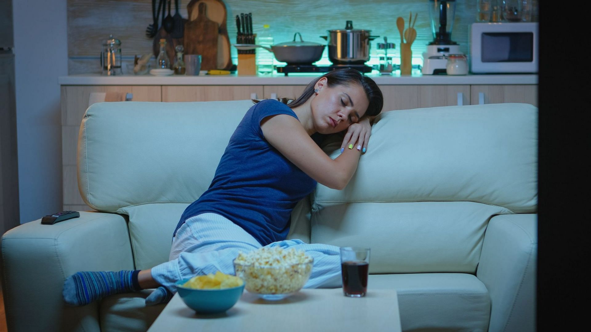 Understanding the causes of feeling sleepy after consumption of food (Image by DCStudio on Freepik)